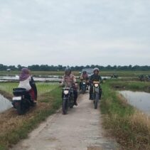 Lewati persawahan Polsek Sabakauh Sambangi Warga Sampaikan Pesan Pemilu Damai Lewati persawahan Polsek Sabakauh Sambangi Warga Sampaikan Pesan Pemilu Damai